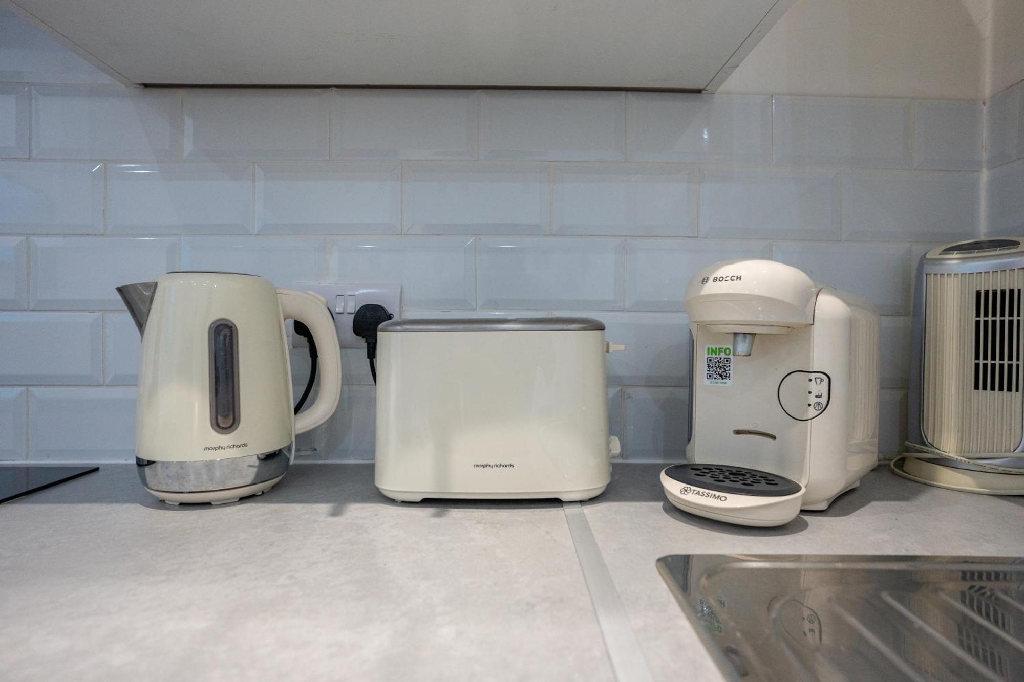 Beautiful Studio Flat In Hackney Next To Overground Station Лондон Екстер'єр фото